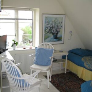 ”Sommerværelset” med to enkeltsenge og tv.
