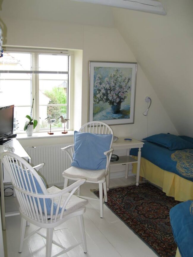 ”Sommerværelset” med to enkeltsenge og tv.