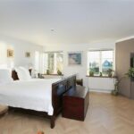 ”Master Bedroom” med dobbeltseng og tv.