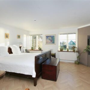 ”Master Bedroom” med dobbeltseng og tv.