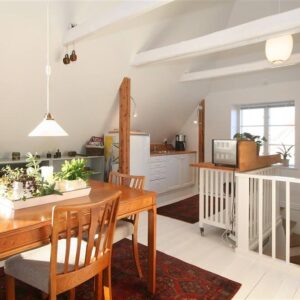 Køkken i åben forbindelse med stuen